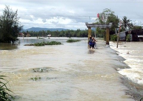 ພາກກາງຮີບເຮັ່ງແກ້ໄຂແກ້ໄຂຜົນນ້າຍຢ້ອນຫຼັງຈາກພະຍຸນ້ຳຖ້ວມ - ảnh 1